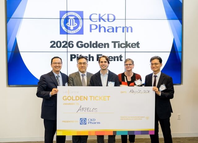 20일(현지시간) 미국 보스턴에서 열린 ‘2026 CKD Pharm Golden Ticket’ 행사에서 종근당 김재순 부사장(오른쪽부터)과 데브라 피티 박사, Arpelos Biosciences CTO 루시아노 산톨라니, 종근당 김선홍 연구기획실장, CKD USA 김호원 법인장이 기념촬영을 하고 있다. /종근당