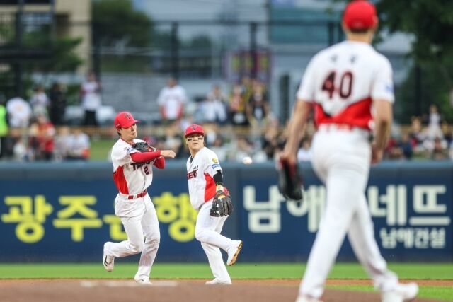 KIA 타이거즈 박민(왼쪽)과 김선빈이 21일 광주 KIA챔피언스필드에서 열린 LG 트윈스와의 홈 경기서 수비하고 있다./KIA 타이거즈 제공