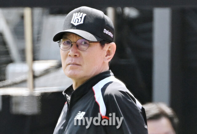 23일 오후 경기도 수원시 조원동 수원KT위즈파크에서 진행된 '2026 프로야구 KBO리그' KT위즈와 NC다이노스의 경기. KT 이강철 감독이 경기전 훈련에서 선수들을 지켜보고 있다./마이데일리