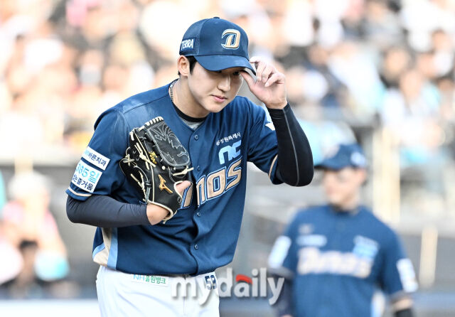 23일 오후 경기도 수원시 조원동 수원KT위즈파크에서 진행된 '2026 프로야구 KBO리그' KT위즈와 NC다이노스의 경기. NC 구창모가 3회말 1사 만루서 김상수에게 사구를 던진 뒤 사과를 하고 있다./마이데일리