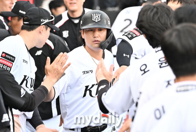 KT 김상수가 3회말 2사 3루서 힐리어드의 적시타때 홈을 밟은 뒤 환호하고 있다./마이데일리