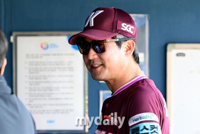 24일 오후 서울 잠실야구장에서 진행된 '2026 신한 SOL BANK KBO리그' 키움 - LG의 경기. 경기 전 키움 설종진 감독이 미소를 짓고 있다./마이데일리