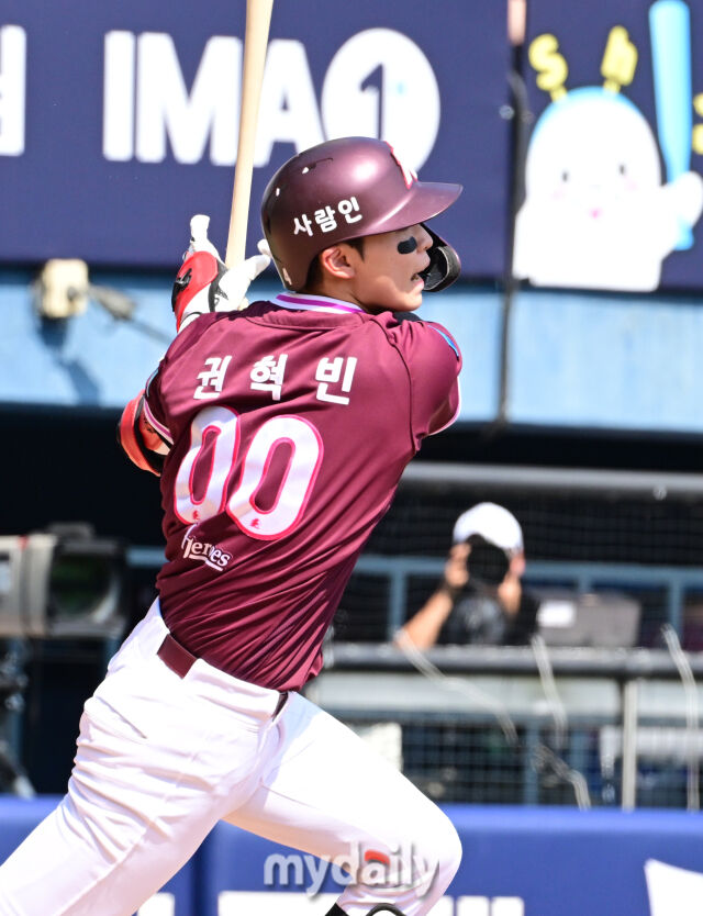 24일 오후 서울 잠실야구장에서 진행된 '2026 신한 SOL BANK KBO리그' 키움 - LG의 경기. 키움 권혁빈이 4회초 적시타를 때리고 있다./마이데일리