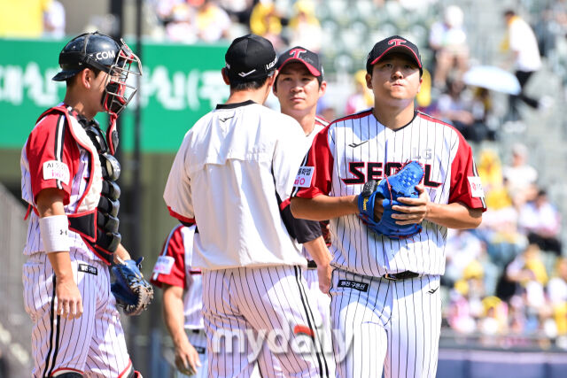 24일 오후 서울 잠실야구장에서 진행된 '2026 신한 SOL BANK KBO리그' 키움 - LG의 경기. LG 선발 송승기가 4회초 교체되고 있다./마이데일리