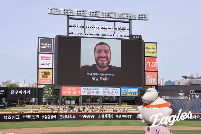 코디 폰세가 류현진의 200승을 축하했다./한화 이글스