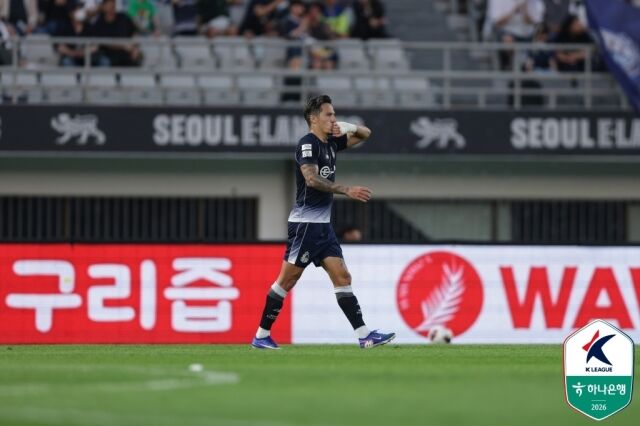 24일 목동종합운동장에서 열린 서울 이랜드와 성남FC의 정규리그 13라운드 경기. 골을 넣은 뒤 세레머니를 하고 있는 서울 이랜드 에울레르./프로축구연맹 제공