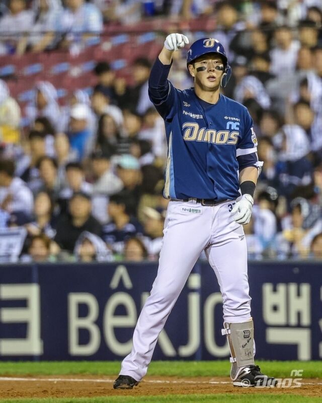 박건우가 세리머니를 펼치고 있다./NC 다이노스 제공