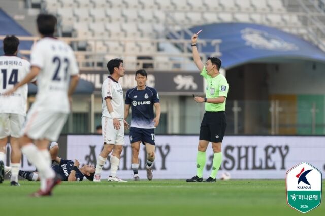 24일 목동종합운동장에서 열린 서울 이랜드와 성남FC의 정규리그 13라운드 경기. 전반 7분 퇴장 판정을 받은 성남 박수빈./프로축구연맹 제공