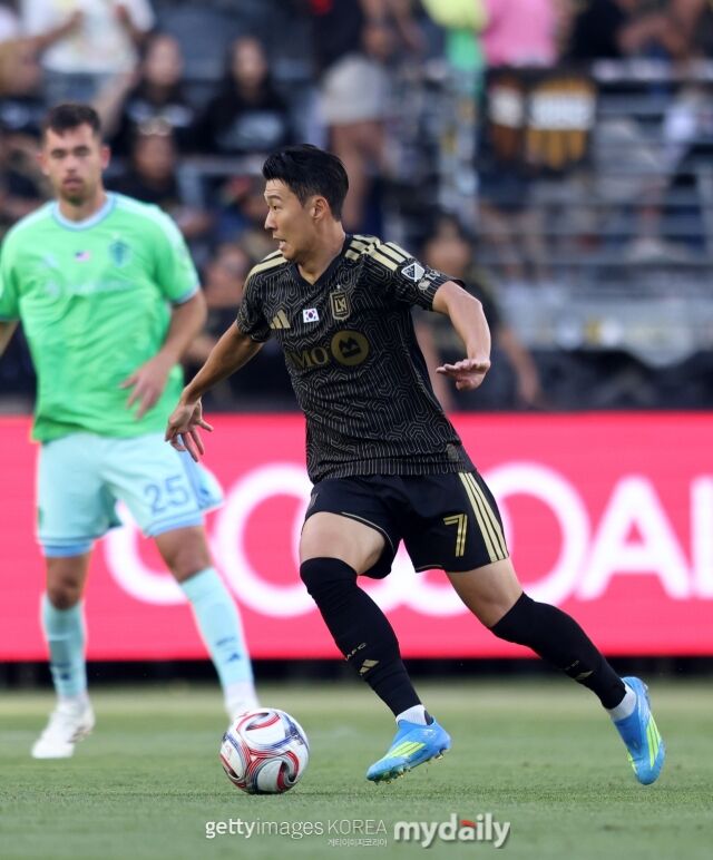 손흥민(LAFC)이 25일 오전 10시 15분 미국 로스앤젤레스 BMO 스타디움에서 펼쳐진 시애틀과 ‘2026 미국 메이저리그사커(MLS)’ 15라운드에서 드리블을 하고 있다./게티이미지코리아