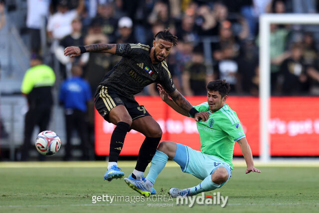 LAFC의 드니 부앙가(사진 왼쪽이 25일 오전 10시 15분 미국 로스앤젤레스 BMO 스타디움에서 펼쳐진 시애틀과 ‘2026 미국 메이저리그사커(MLS)’ 15라운드에서 드리블을 하고 있다./게티이미지코리아