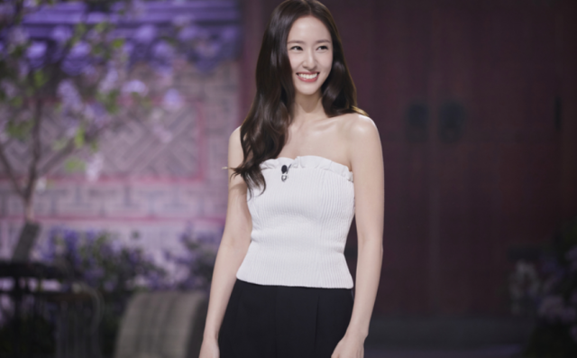 지난 23일 베일을 벗은 이번 에피소드에서 크리스탈은 생애 첫 라이브 코미디 도전임이 무색할 만큼, 베테랑 크루들 사이에서 독보적인 아우라를 뿜어내며 역대급 회차를 기록했다./쿠팡플레이 ‘SNL 코리아’