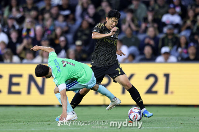 손흥민(LAFC)이 25일 오전 10시 15분 미국 로스앤젤레스 BMO 스타디움에서 펼쳐진 시애틀과 ‘2026 미국 메이저리그사커(MLS)’ 15라운드에서 드리블을 하고 있다./게티이미지코리아