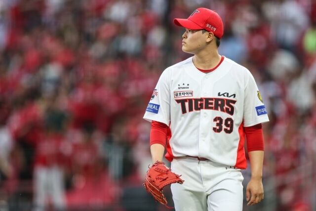 KIA 타이거즈 최지민이 23일 광주 KIA챔피언스필드에서 열린 SSG 랜더스와의 홈 경기서 투구 후 어딘가 응시하고 있다./KIA 타이거즈 제공