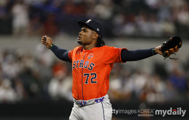 26일(한국시간) 열린 메이저리그 휴스턴과 텍사스전에서 휴스턴의 3번째 투수로 나온 알림베르 산타가 상대 타선을 범타로 돌려세운 뒤 환호하고 있다./게티이미지코리아