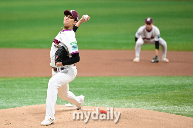 2026년 5월 26일 오후 서울 고척스카이돔에서 열린 '2026 신한 SOL KBO리그' KIA 타이거즈와 키움 히어로즈의 경기. 키움 선발투수 안우진이 역투하고 있다./마이데일리