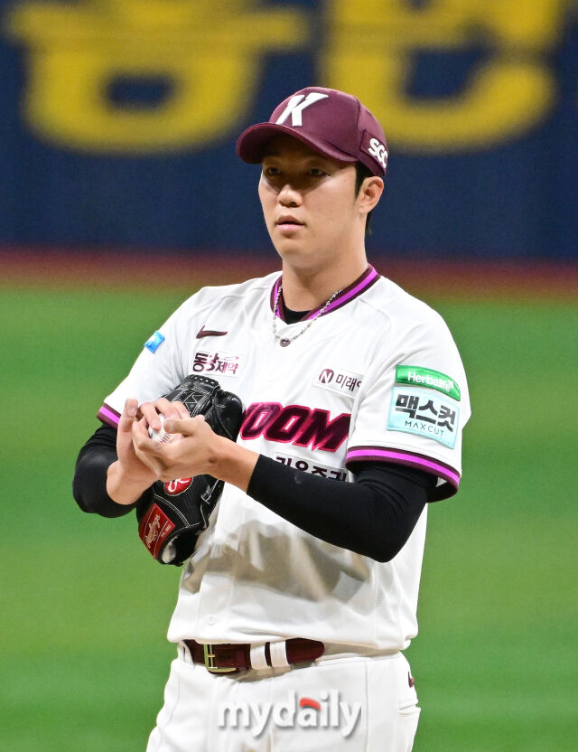 2026년 5월 26일 오후 서울 고척스카이돔에서 열린 '2026 신한 SOL KBO리그' KIA 타이거즈와 키움 히어로즈의 경기.키움 선발투수 안우진이 투구를 준비하고 있다./마이데일리