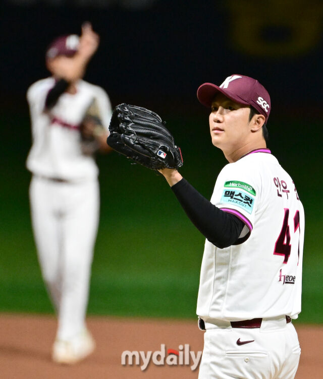 2026년 5월 26일 오후 서울 고척스카이돔에서 열린 '2026 신한 SOL KBO리그' KIA 타이거즈와 키움 히어로즈의 경기. 키움 선발투수 안우진이 투구를 준비하고 있다./고척=유진형 기자 zolong@mydaily.co.kr