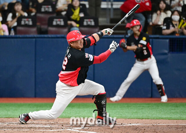 2026년 5월 26일 오후 서울 고척스카이돔에서 열린 '2026 신한 SOL KBO리그' KIA 타이거즈와 키움 히어로즈의 경기. KIA 김태군이 5회초 무사 1루서 2루타를 치고 있다./고척=유진형 기자 zolong@mydaiy.co.kr