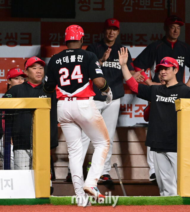2026년 5월 26일 오후 서울 고척스카이돔에서 열린 '2026 신한 SOL KBO리그' KIA 타이거즈와 키움 히어로즈의 경기. KIA 아데를린이 6회초 1사 후 솔로 홈런을 친 뒤 이범호 감독의 축하를 받고 있다./마이데일리