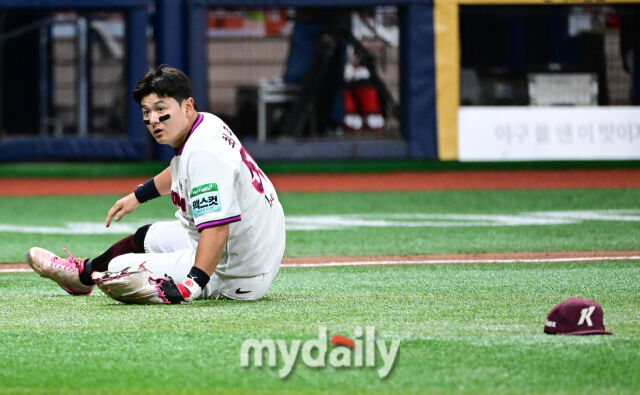 2026년 5월 26일 오후 서울 고척스카이돔에서 열린 '2026 신한 SOL KBO리그' KIA 타이거즈와 키움 히어로즈의 경기. 키움 1루수 최주환이 7회초 1사 후 KIA 김태군의 타구를 놓친 뒤 허탈해하고 있다./고척=유진형 기자 zolong@mydaiy.co.kr
