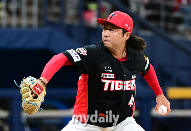 2026년 5월 26일 오후 서울 고척스카이돔에서 열린 '2026 신한 SOL KBO리그' KIA 타이거즈와 키움 히어로즈의 경기. KIA 김범수가 7회말 구원등판해 역투하고 있다./마이데일리