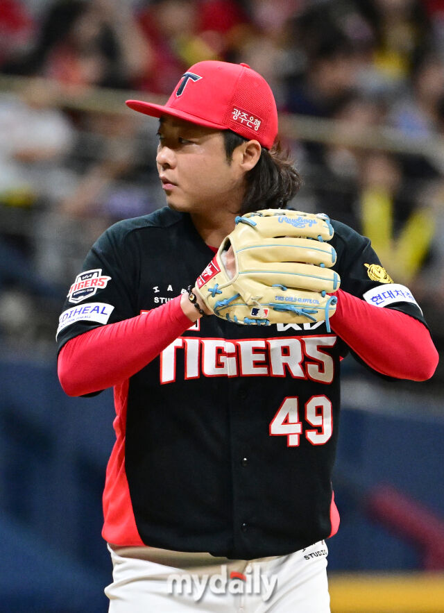 2026년 5월 26일 오후 서울 고척스카이돔에서 열린 '2026 신한 SOL KBO리그' KIA 타이거즈와 키움 히어로즈의 경기. KIA 김범수가 7회말 구원등판해 투구를 준비하고 있다./마이데일리