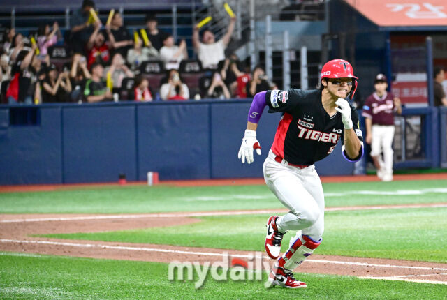 2026년 5월 26일 오후 서울 고척스카이돔에서 열린 '2026 신한 SOL KBO리그' KIA 타이거즈와 키움 히어로즈의 경기. KIA 김도영이 7회초 2사 만루서 3타점 2루타를 친 뒤 전력 질주하고 있다./고척=유진형 기자 zolong@mydaily.co.kr