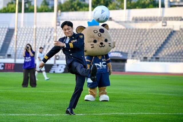 서울 이랜드가 24일 목동종합운동장에서 열린 성남FC와의 13라운드 홈 경기에서 탐앤탐스와 파트너십을 체결하고, 지역 청소년의 건강한 성장을 위한 의미 있는 캠페인을 진행했다./서울 이랜드 제공