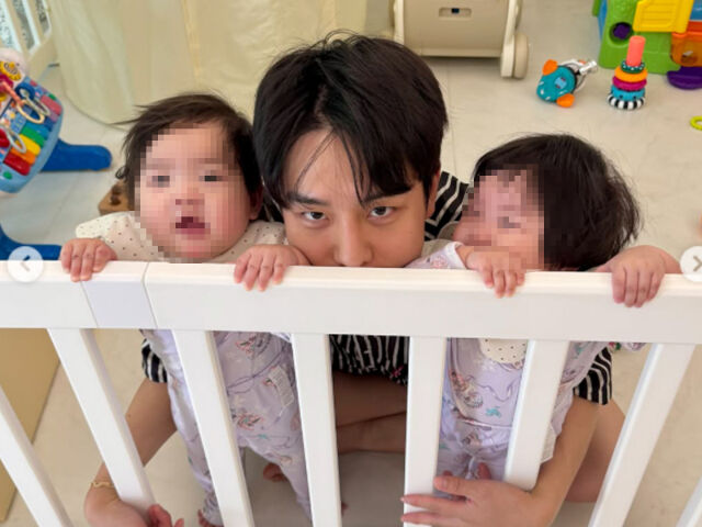 임현태가 쌍둥이 딸들과 놀아주고 있다. / 레이디제인 소셜미디어