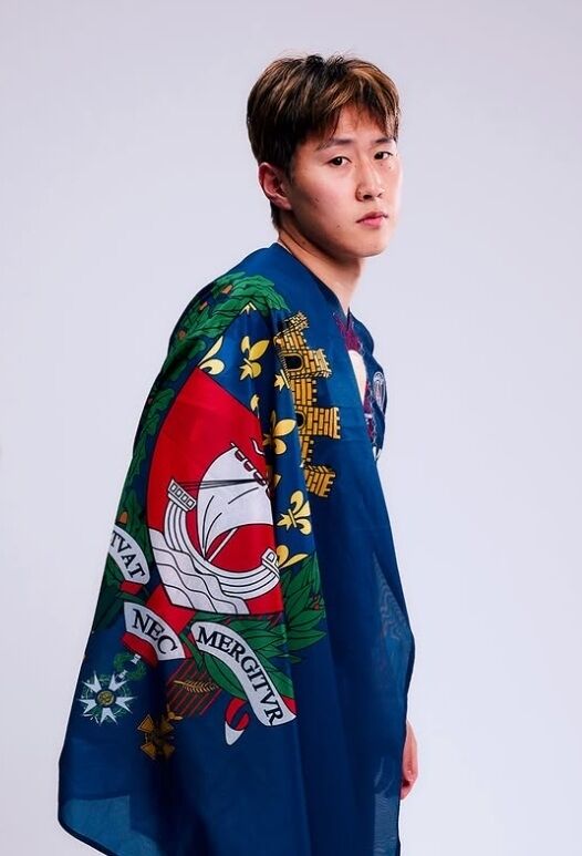 PSG의 이강인이 파리를 상징하는 깃발을 들고 있다./PSG