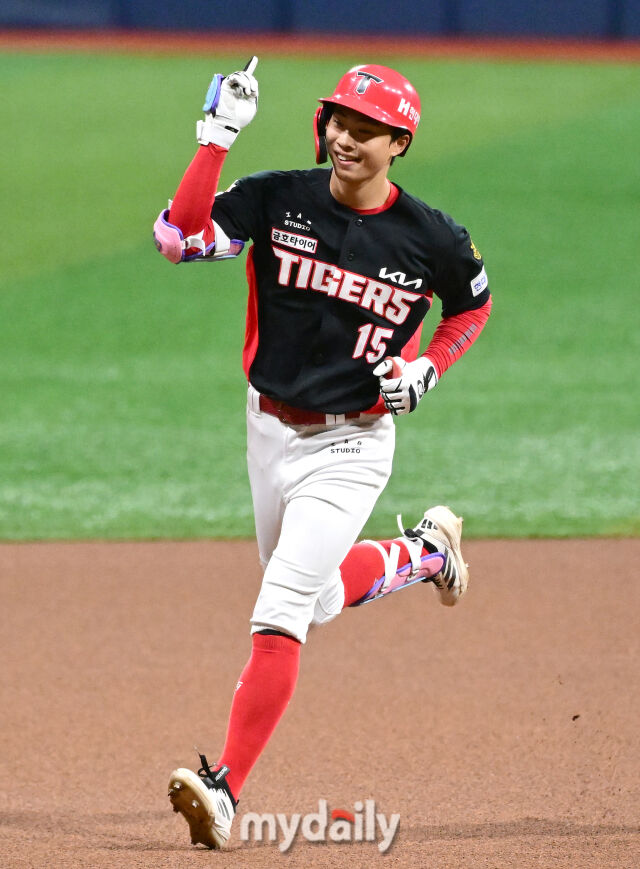 2026년 5월 27일 오후 서울 고척스카이돔에서 열린 '2026 신한 SOL KBO리그' KIA 타이거즈와 키움 히어로즈의 경기. KIA 박재현이 1회초 선두타자로 나와 키움 선발투수 알칸타라의 초구를 홈런으로 만든 뒤 그라운드를 돌고 있다./고척=유진형 기자 zolong@mydaily.co.kr