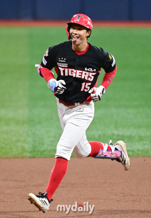 2026년 5월 27일 오후 서울 고척스카이돔에서 열린 '2026 신한 SOL KBO리그' KIA 타이거즈와 키움 히어로즈의 경기. KIA 박재현이 1회초 선두타자로 나와 키움 선발투수 알칸타라의 초구를 홈런으로 만든 뒤 그라운드를 돌고 있다./고척=유진형 기자 zolong@mydaily.co.kr