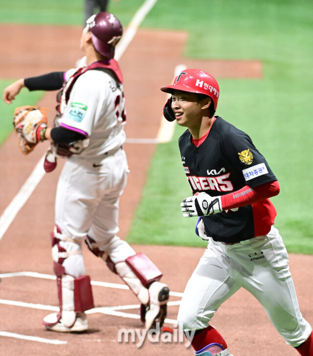 2026년 5월 27일 오후 서울 고척스카이돔에서 열린 '2026 신한 SOL KBO리그' KIA 타이거즈와 키움 히어로즈의 경기. KIA 박재현이 1회초 선두타자로 나와 키움 선발투수 알칸타라의 초구를 홈런으로 만든 뒤 환하게 웃고 있다./고척=유진형 기자 zolong@mydaily.co.kr
