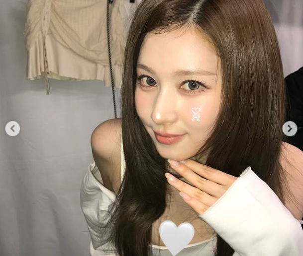 사나는 지난 24일 자신의 SNS 계정을 통해 "밀린건 정말 많지마아안 베를린"이라는 글과 함께 월드투어 백스테이지의 열기가 담긴 사진 여러 장을 게시했다. /사나 소셜미디어