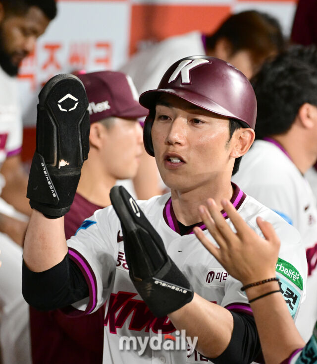 2026년 5월 27일 오후 서울 고척스카이돔에서 열린 '2026 신한 SOL KBO리그' KIA 타이거즈와 키움 히어로즈의 경기. 키움 서건창이 1회말 1사 1.3루서 최주환의 1타점 동점타 때 홈을 밟고 기뻐하고 있다./마이데일리