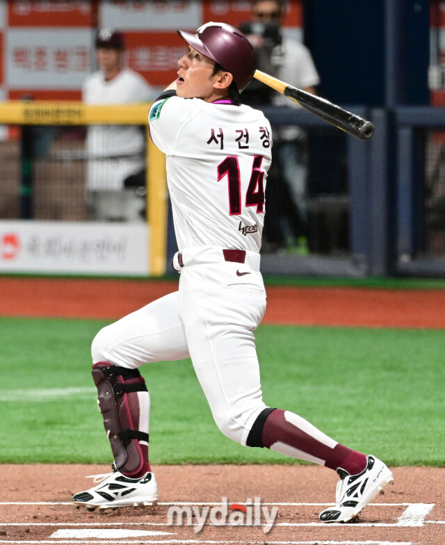 2026년 5월 27일 오후 서울 고척스카이돔에서 열린 '2026 신한 SOL KBO리그' KIA 타이거즈와 키움 히어로즈의 경기. 키움 서건창이 1회말 선두타자 안타를 치고 있다./마이데일리