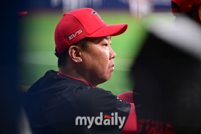 2026년 5월 27일 오후 서울 고척스카이돔에서 열린 '2026 신한 SOL KBO리그' KIA 타이거즈와 키움 히어로즈의 경기. KIA 이범호 감독이 지켜보고 있다./마이데일리