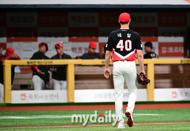 2026년 5월 27일 오후 서울 고척스카이돔에서 열린 '2026 신한 SOL KBO리그' KIA 타이거즈와 키움 히어로즈의 경기. KIA 선발투수 네일이 1회말 1실점으로 막은 뒤 더그아웃으로 들어가고 있다./고척=유진형 기자 zolong@mydaily.co.kr