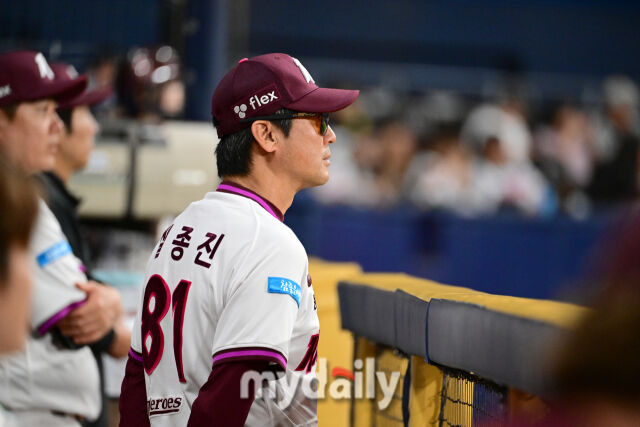 2026년 5월 27일 오후 서울 고척스카이돔에서 열린 '2026 신한 SOL KBO리그' KIA 타이거즈와 키움 히어로즈의 경기. 키움 설종진 감독이 지켜보고 있다./고척=유진형 기자 zolong@mydaily.co.kr