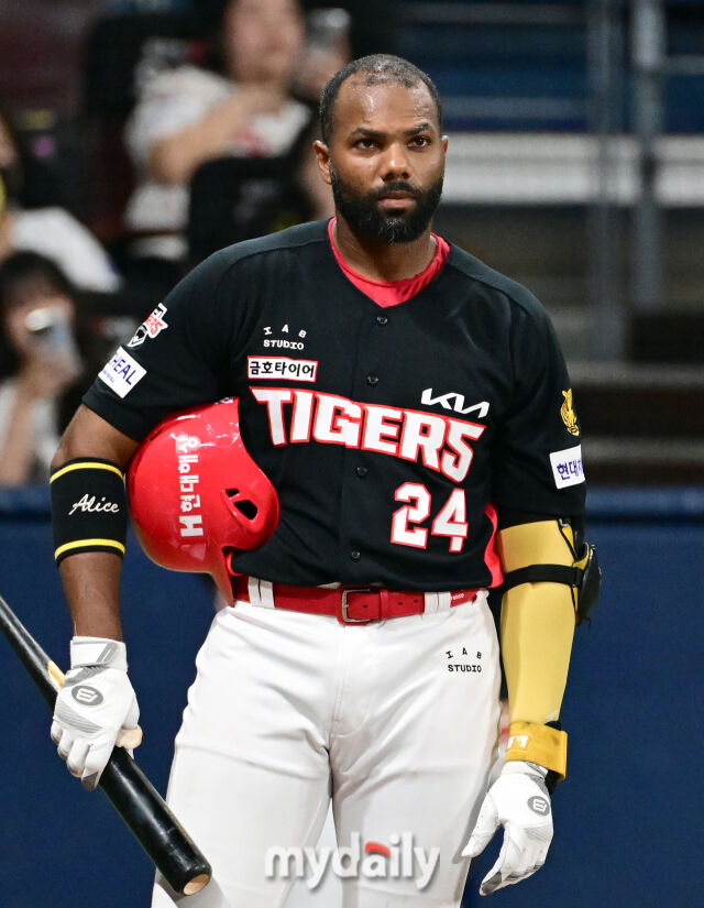 2026년 5월 27일 오후 서울 고척스카이돔에서 열린 '2026 신한 SOL KBO리그' KIA 타이거즈와 키움 히어로즈의 경기. KIA 아데를린이 7회초 1사 후 스윙 관련 파울 비디오 판독 결과를 기다라고 있다./고척=유진형 기자 zolong@mydaily.co.kr