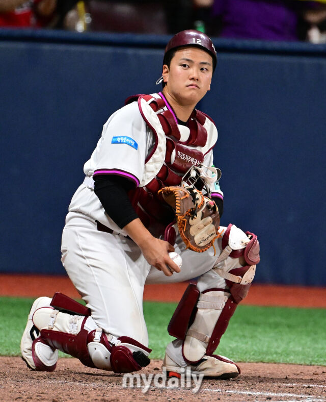 2026년 5월 27일 오후 서울 고척스카이돔에서 열린 '2026 신한 SOL KBO리그' KIA 타이거즈와 키움 히어로즈의 경기. 키움 김건희 포수가 8회초 무사 KIA 나성범에 이어 한준수에게 백투백 홈런을 허용한 뒤 허탈해하고 있다./마이데일리