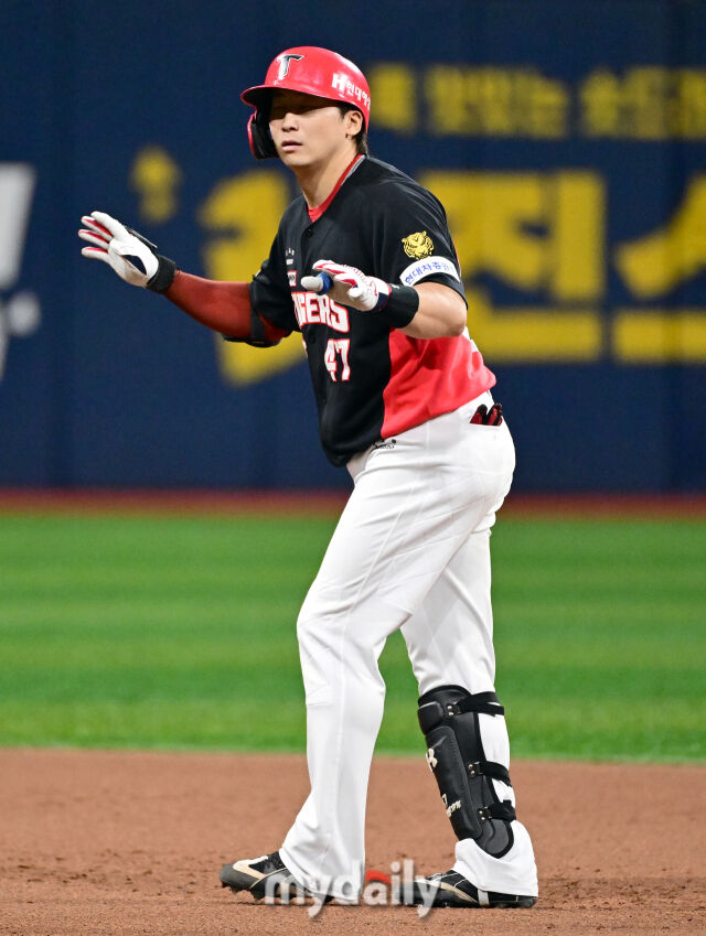 2026년 5월 27일 오후 서울 고척스카이돔에서 열린 '2026 신한 SOL KBO리그' KIA 타이거즈와 키움 히어로즈의 경기. KIA 나성범이 8회초 2사 만루서 3타점 2루타를 친 뒤 기뻐하고 있다./고척=유진형 기자 zolong@mydaily.co.kr