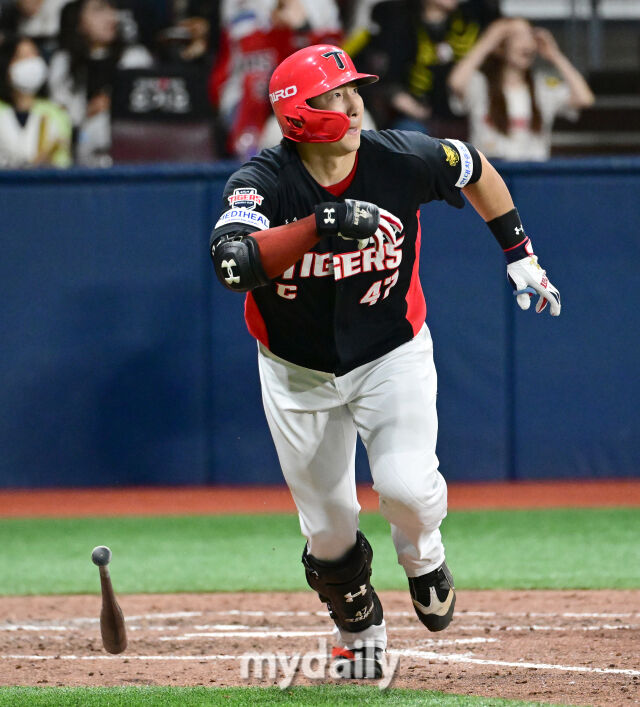 2026년 5월 27일 오후 서울 고척스카이돔에서 열린 '2026 신한 SOL KBO리그' KIA 타이거즈와 키움 히어로즈의 경기. KIA 나성범이 8회초 2사 만루서 3타점 2루타를 치고 있다./고척=유진형 기자 zolong@mydaily.co.kr