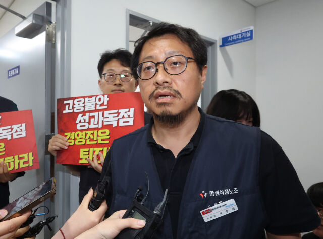 서승욱 카카오 노조 지회장이 27일 경기 수원시 영통구 경기지방노동위원회에서 열린 카카오 노사 2차 조정회의에 앞서 취재진의 질문에 답하고 있다. /뉴시스
