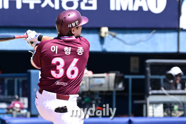 2회초 1사 키움 이형종이 LG 선발 송승기의 직구를 받아치며 안타를 만들고 있다.