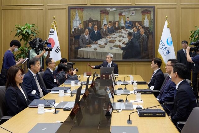 한국은행 금융통화위원회(금통위)는 28일 통화정책방향 회의를 열고 기준금리를 연 2.5%로 동결했다. 사진은 통화정책방향 금융통화위원회 모습/한국은행