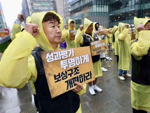 전국화학섬유식품산업노동조합 카카오지회 조합원들이 20일 경기 성남시 판교역 광장에서 결의대회를 열고 구호를 외치고 있다. /뉴시스