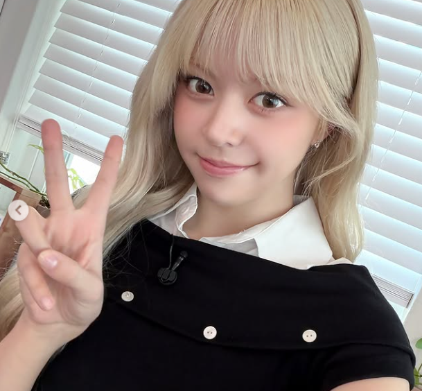 28일 엔믹스 공식 SNS 계정에는 별다른 문구 없이 "#가을의 온도 #NMIXX #LIL #HeavySerenade"라는 해시태그와 함께 릴리의 일상이 담긴 사진 두 장이 업로드됐다./엔믹스 소셜미디어