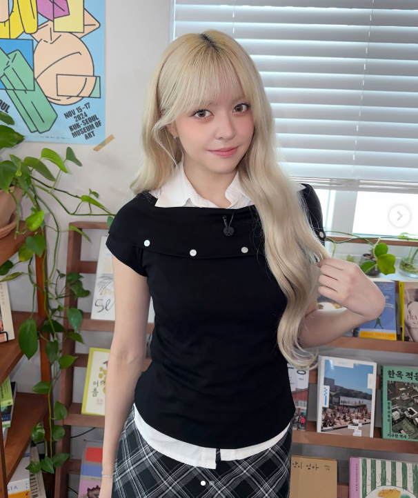 걸그룹 엔믹스(NMIXX)의 멤버 릴리가 하이틴 로맨스 주인공을 연상케 하는 지적이면서도 사랑스러운 자태를 드러냈다./엔믹스 소셜미디어