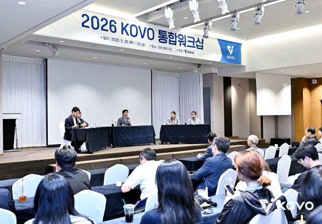 한국배구연맹(KOVO)이 주최한 '2026 KOVO 통합 워크샵'이 28일 강원도 춘천시 소재 강촌 엘리시안에서 열렸다. 이날 워크샵 세 번째 세션으로 열린 주말 경기 확대 방안 포럼에서 발제자들이 의견을 교환하고 있다./KOVO 제공